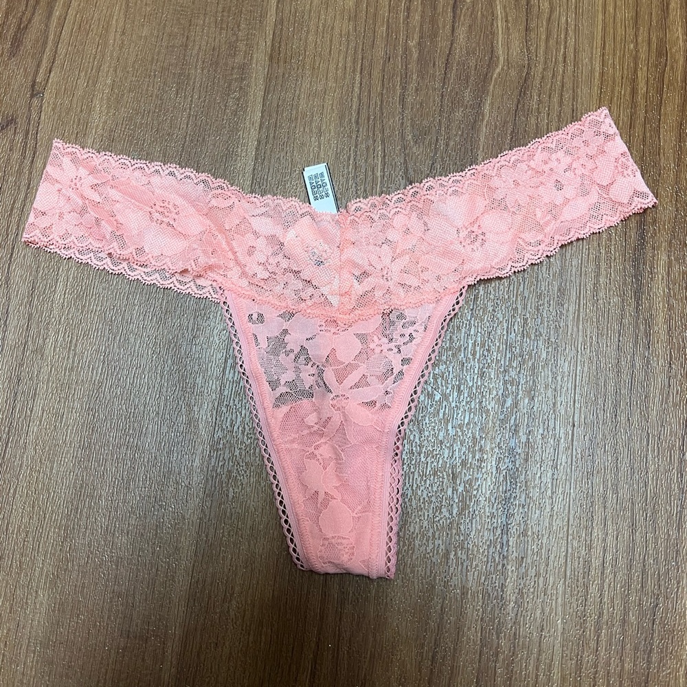 NWT Victoria’s Secret Peach Lace Thong
